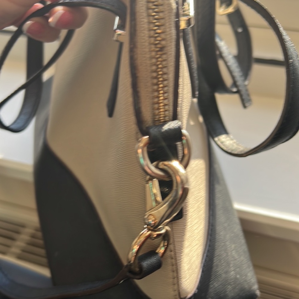 Kate Spade bought back in 2015. In fair condition. See pictures - Picture 3 of 8